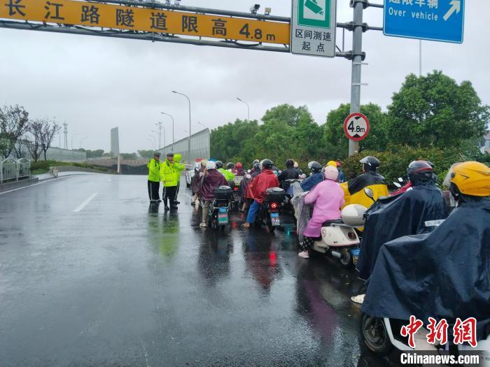 超强台风登陆上海_台风即将登陆上海_