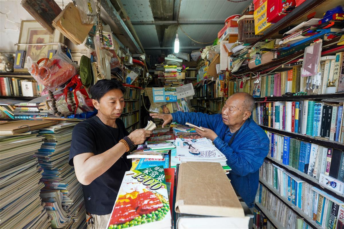 _88岁老人独守旧书店近30年，他让被“遗忘”的书有了“家”_88岁老人独守旧书店近30年，他让被“遗忘”的书有了“家”